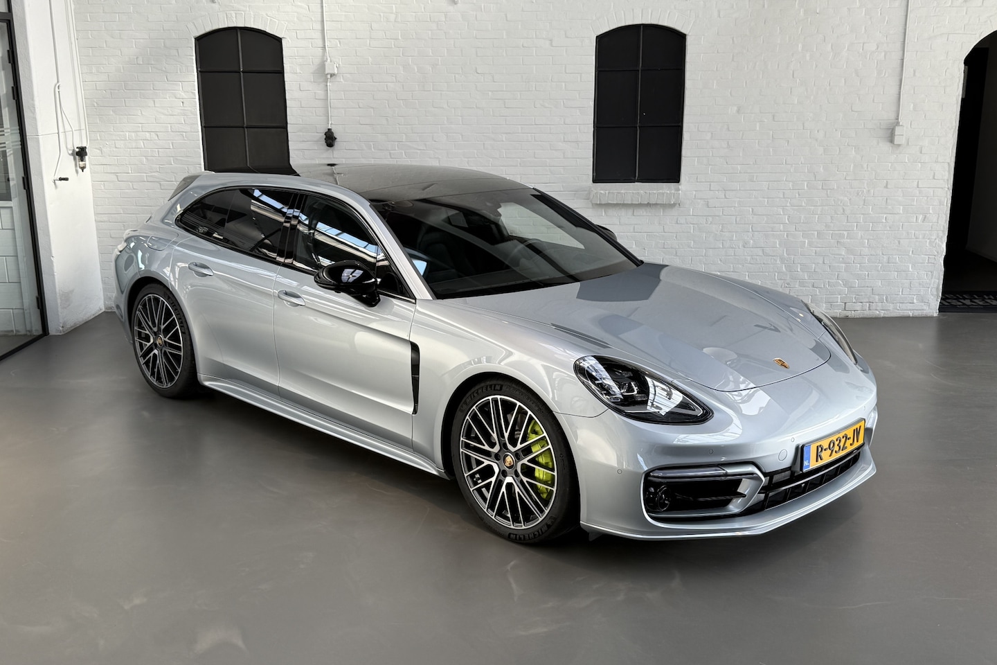 Porsche Panamera Sport Turismo - 2.9 4 E-Hybrid Platinum Edition MEESTURENDE ACHTERAS / HEAD-UP / PANO / VERWARMDE ACHTERBA - AutoWereld.nl