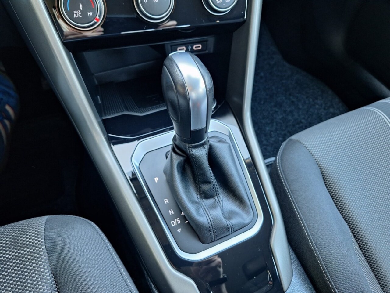 Volkswagen T-Roc - 1.5 TSI DSG Business/Style | Carplay | Adaptive | A. klep elektr. | All Season