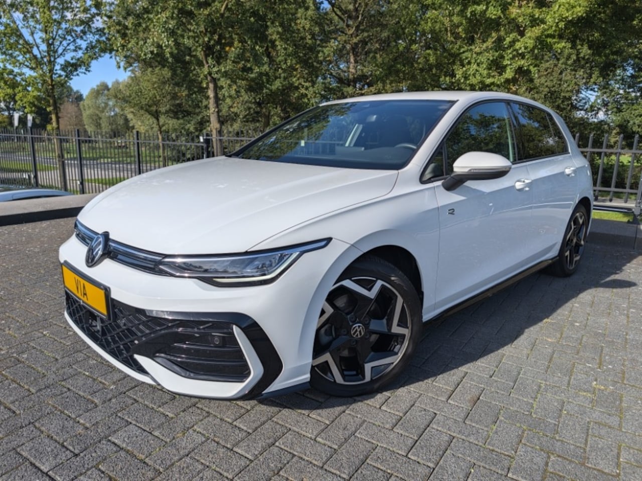 Volkswagen Golf - 1.5 eTSI 150PK R-Line | Half leder | ACC | Camera | AppConnect | Stoelverw. | LED | Climat - AutoWereld.nl