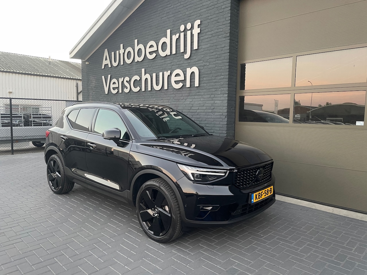 Volvo XC40 - 2.0 B3 dark black edition 360° camera stoel + stuurverwarming - AutoWereld.nl
