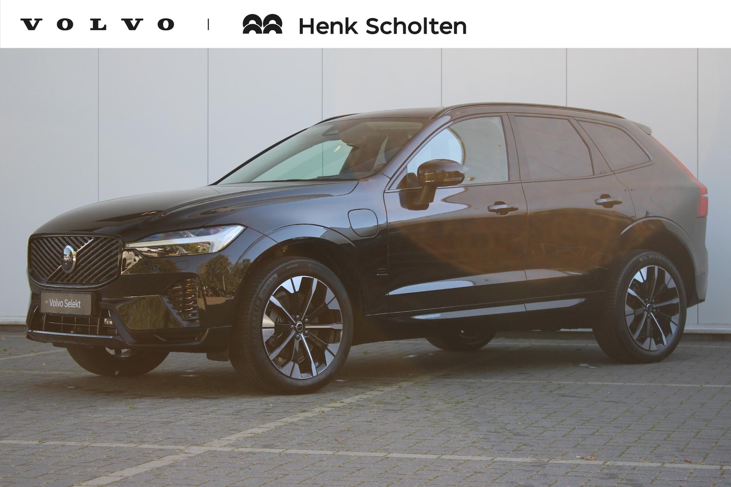 Volvo XC60 - T6 Plug-in hybrid AWD Ultra Dark | Luchtvering | Panoramadak | Trekhaak | Verwarmbare voor - AutoWereld.nl