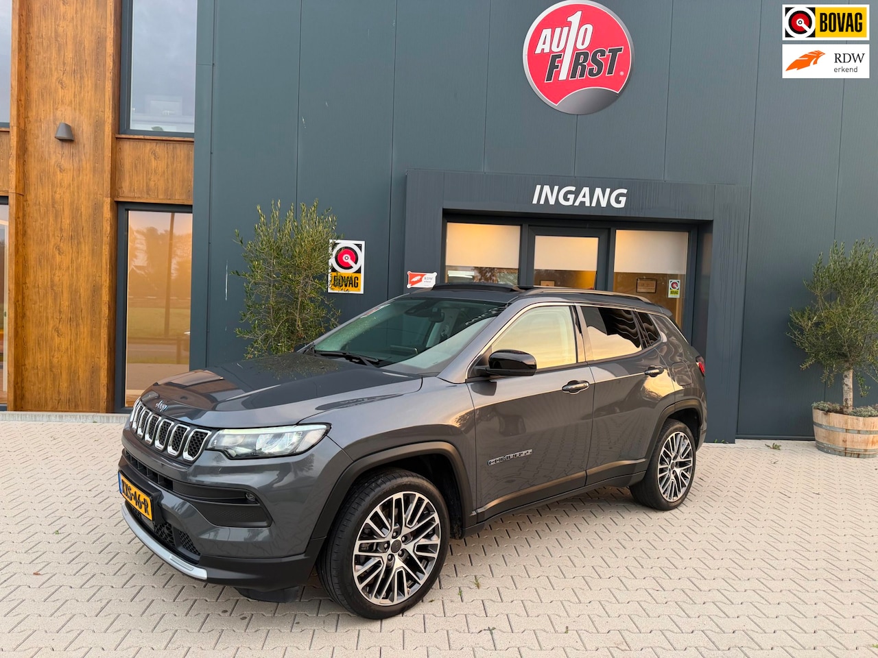 Jeep Compass - 4xe LIMITED Electric Night Eagle l pano l camera - AutoWereld.nl