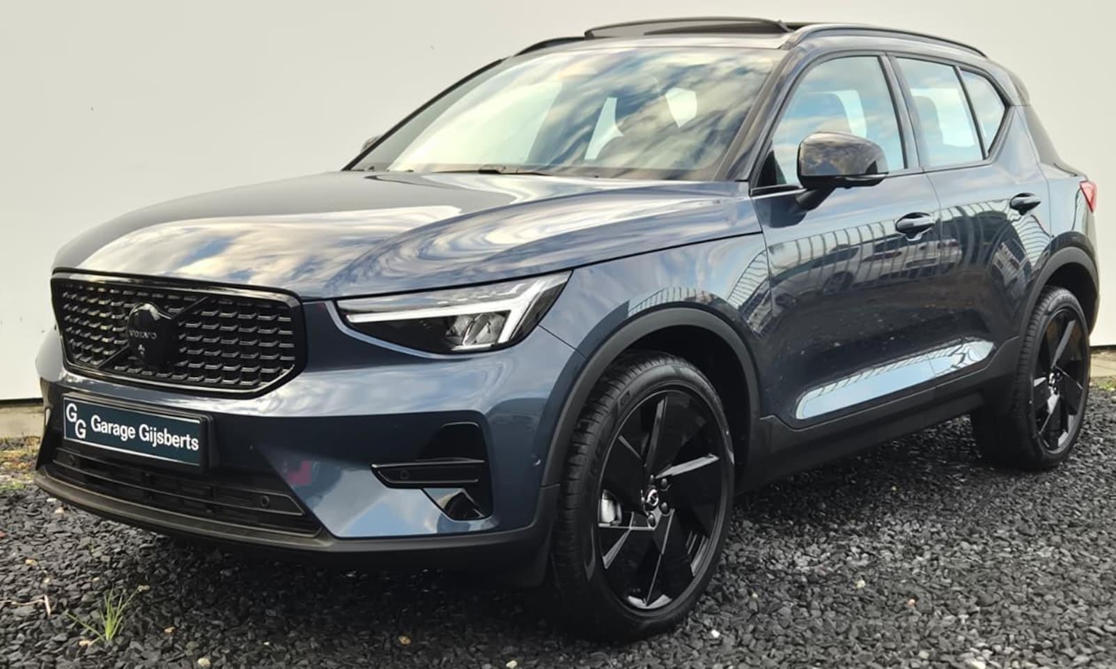 Volvo XC40 - 2.0 B3 Ultra Black Edition Panorama dak - 360 Camera - 20” Wielen - Lounge-pakket - Harman - AutoWereld.nl