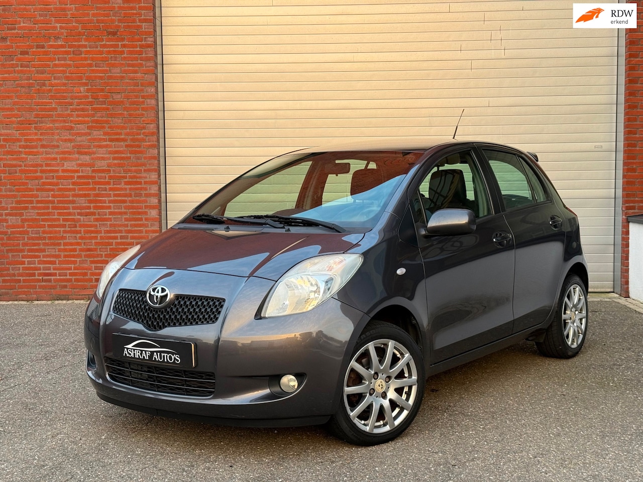 Toyota Yaris - 1.3 VVTi Sol | AIRCO | NEW APK | LEER | SCHAKEL - AutoWereld.nl