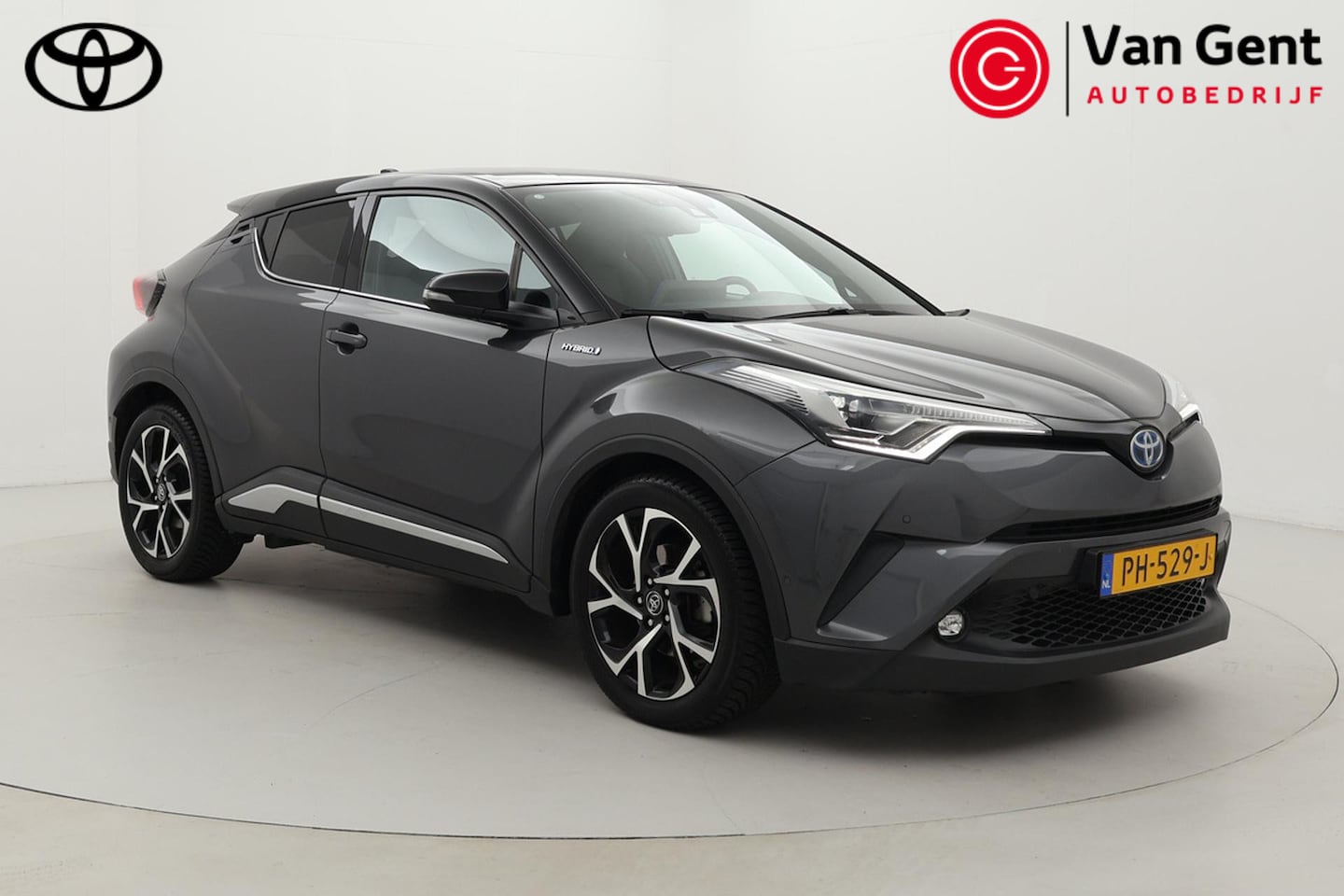 Toyota C-HR - 1.8 Hybrid Bi-Tone Plus | Trekhaak | Navigatie | Dodehoek detectie | JBL | Stoel-/stuurver - AutoWereld.nl