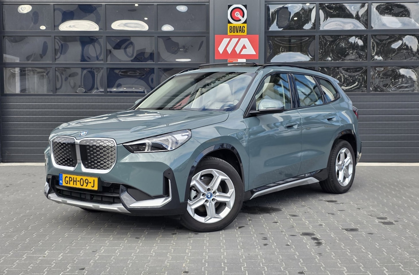BMW iX1 - EDrive20 67 kWh | NAP | 100% SOH | PANO | LEDER | TREKHAAK - AutoWereld.nl