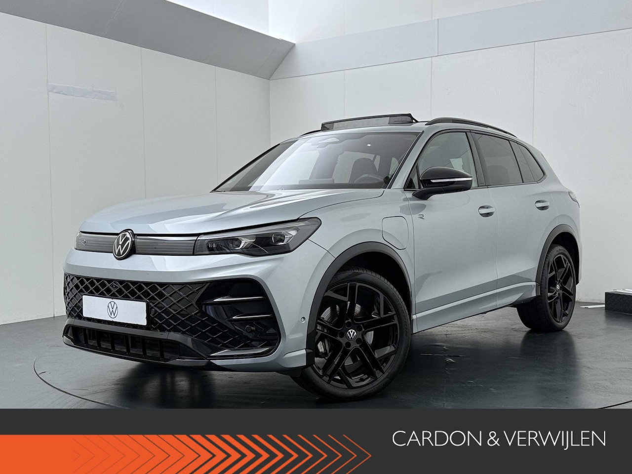 Volkswagen Tiguan - 1.5 eHybrid R-Line Edition | 272 PK | SoH 99% | Trekhaak wegklapbaar | Adaptive Cruise Con - AutoWereld.nl