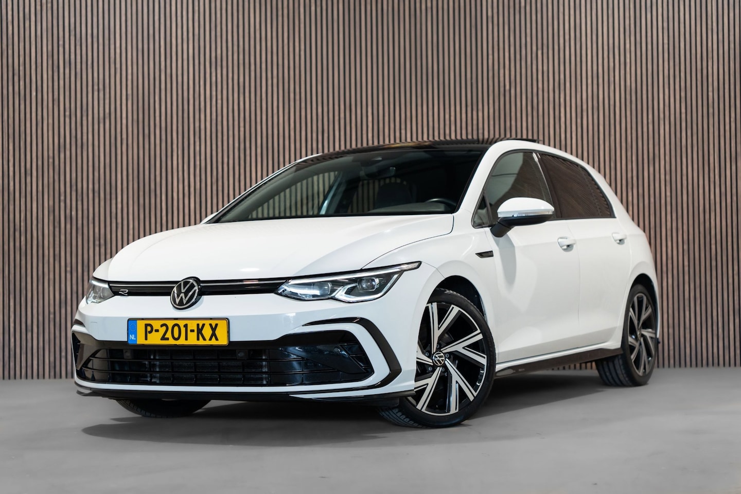Volkswagen Golf - 1.5 eTSI R-line 2021 DSG Pano IQ Carplay Camera - AutoWereld.nl