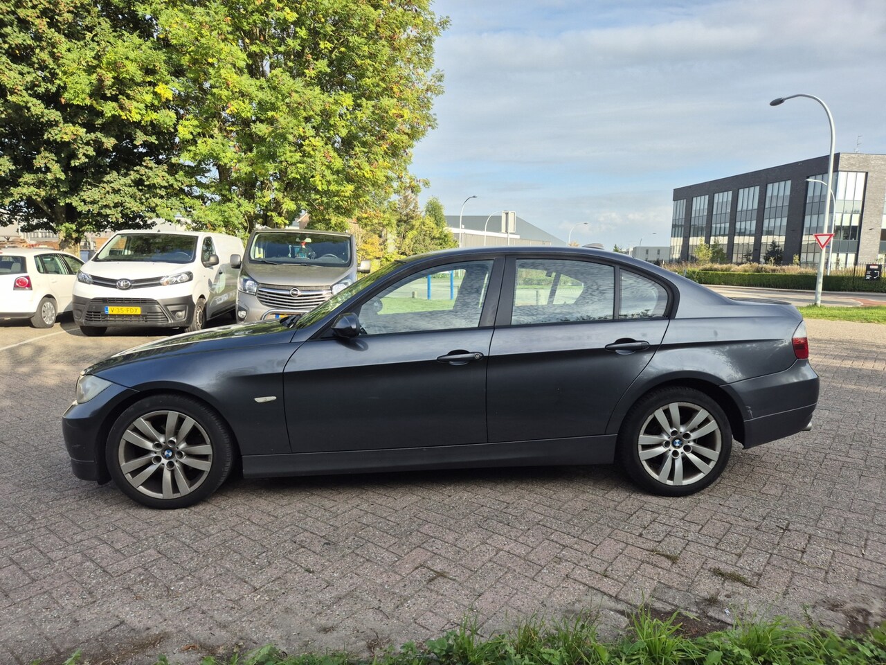 BMW 3-serie - 320i Graphite leder / APK tot 13-05-2027 - AutoWereld.nl