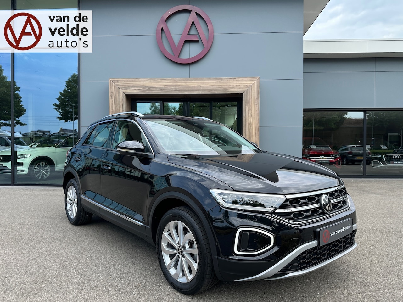 Volkswagen T-Roc - 1.5 TSI 150pk DSG Style Carplay | Camera | Keyless | Elek. Achterklep | Rijklaar incl. gar - AutoWereld.nl