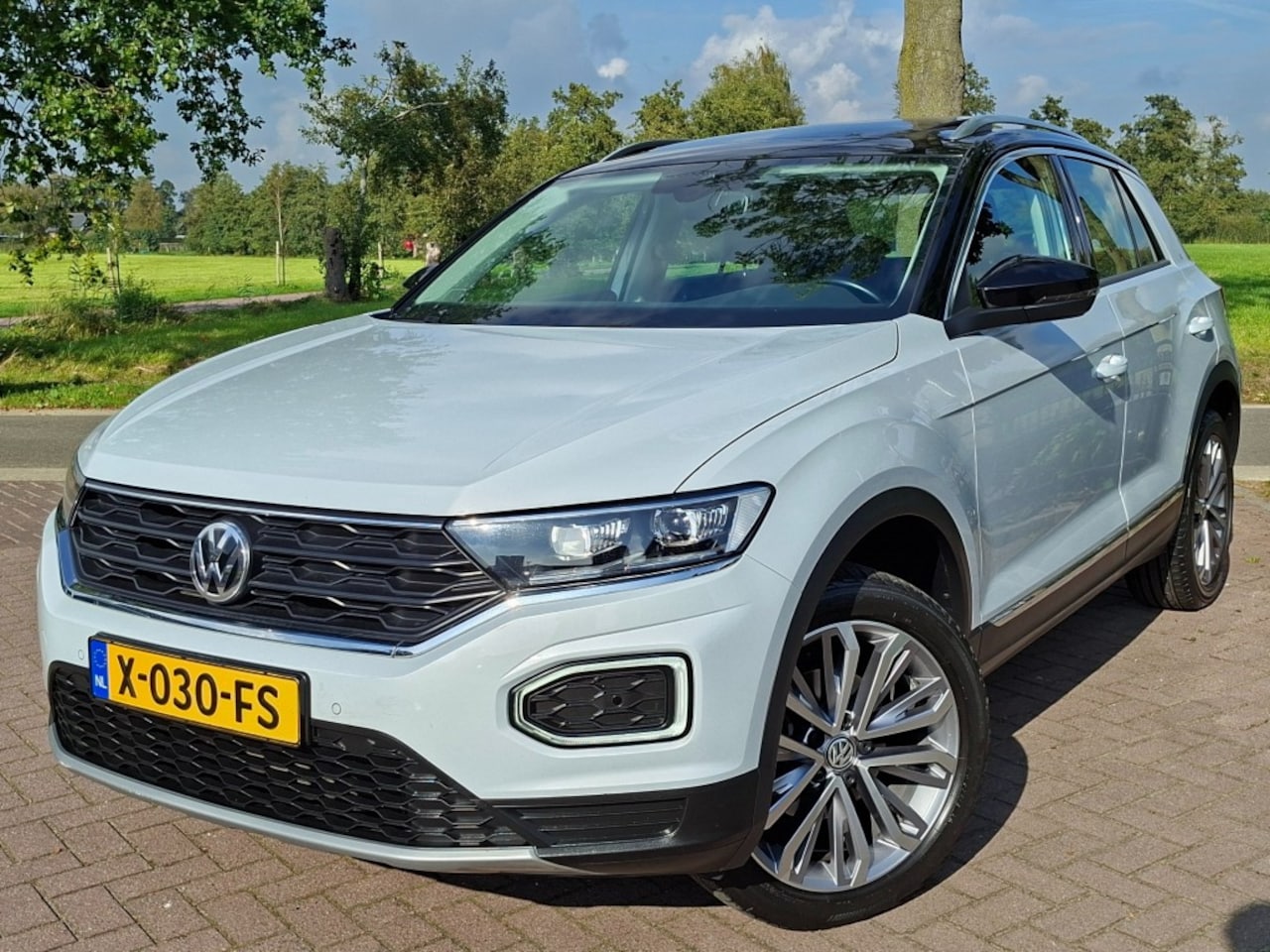 Volkswagen T-Roc - 1.5 TSi Airco Adap.cruise-control App-Connect Navigatie Bluetooth - AutoWereld.nl