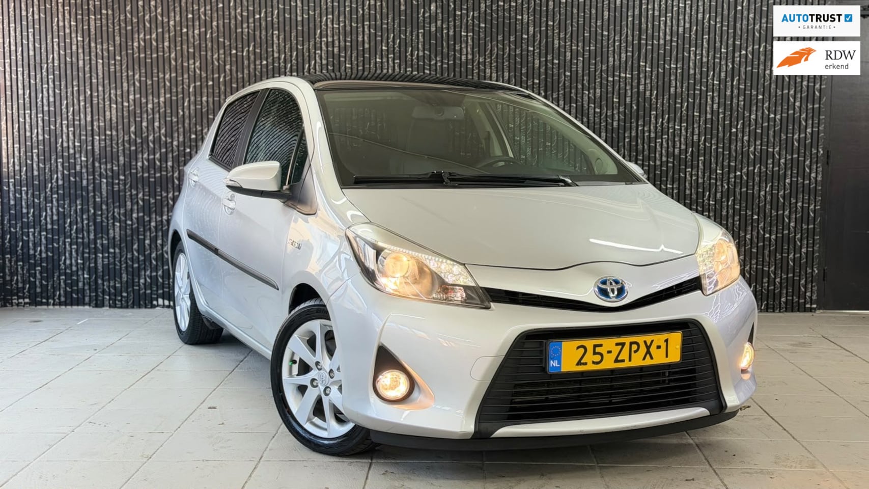 Toyota Yaris - 1.5 Full Hybrid Dynamic Pano | Navi | Camera | Leer - AutoWereld.nl