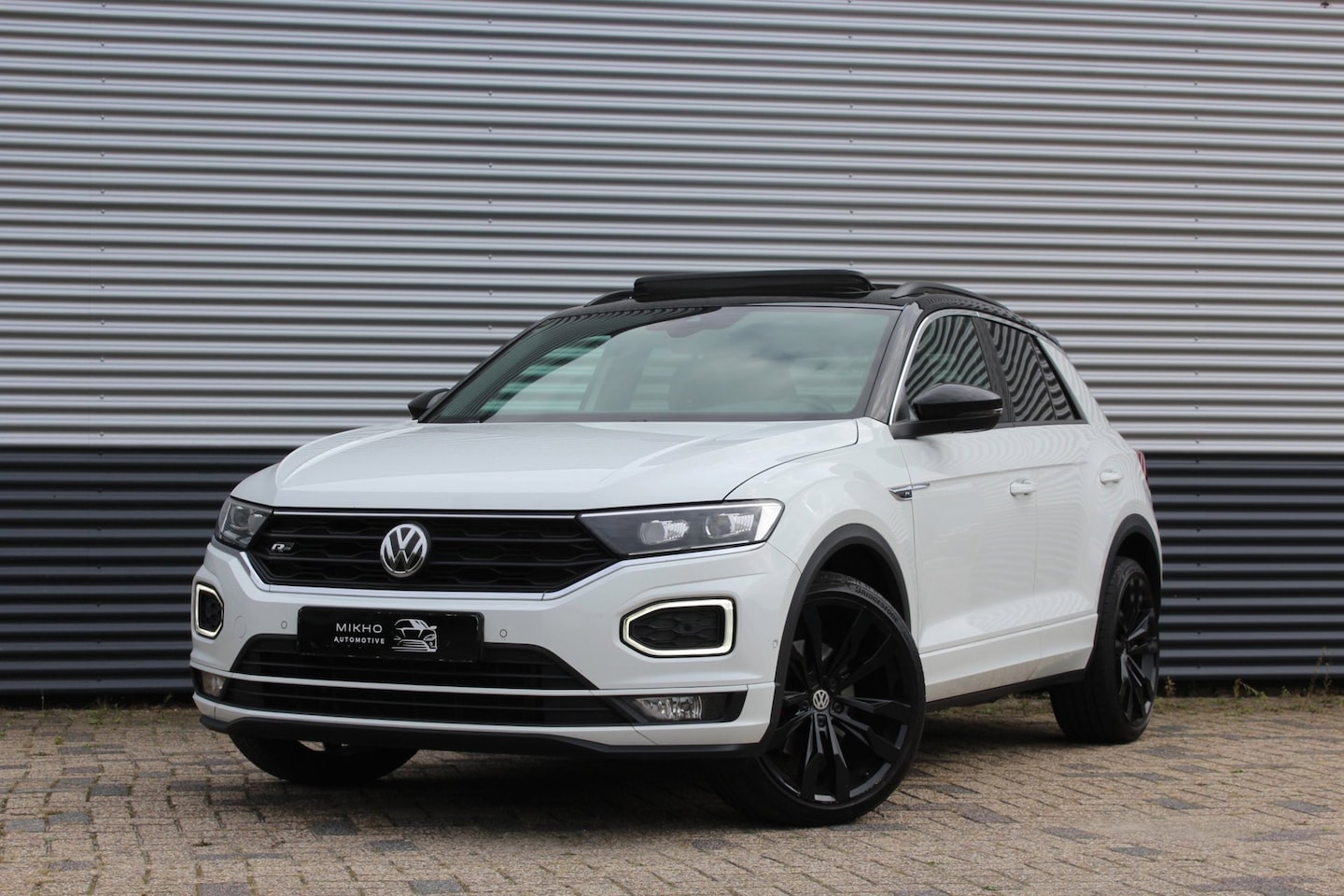 Volkswagen T-Roc - 1.5 TSI 3x R-Line | Panoramadak | Virtual cockpit | Camera | Trekhaak | Dodehoek assist| A - AutoWereld.nl
