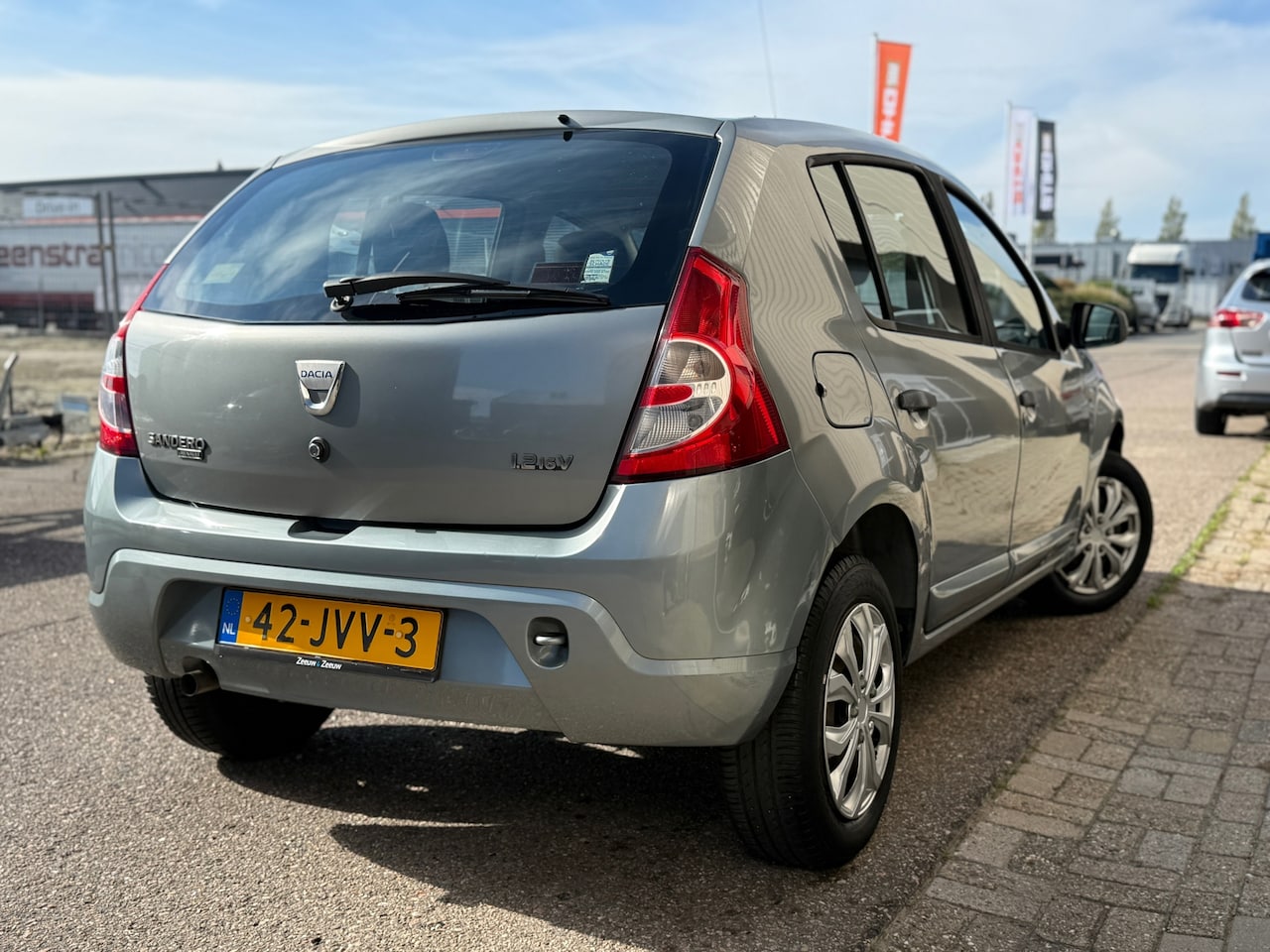 Dacia Sandero - 1.2 Lauréaten Nieuwe APK Eerste Eigenaar - AutoWereld.nl