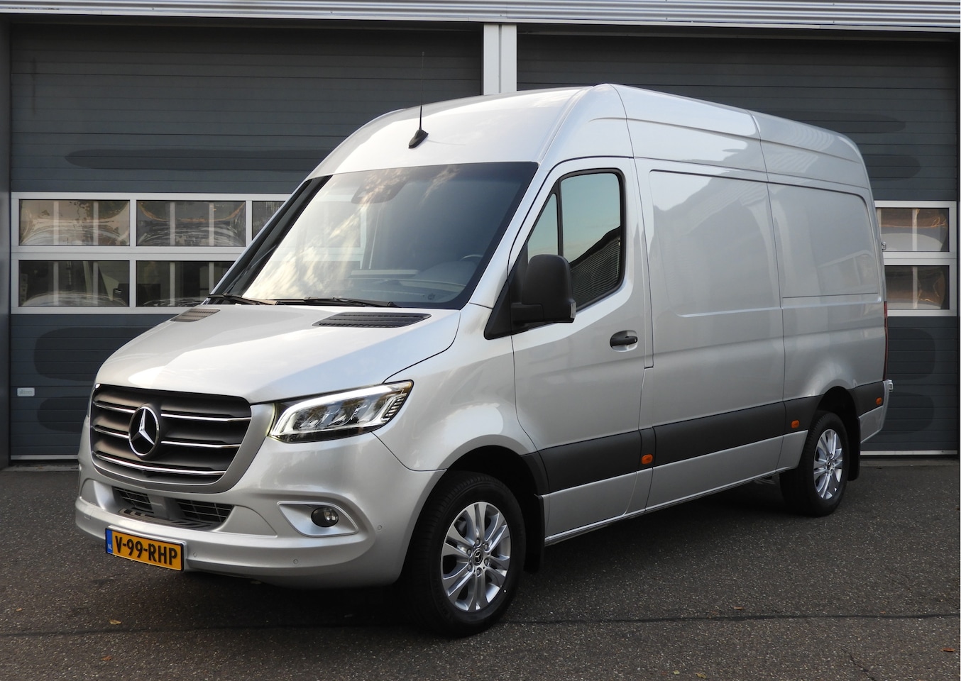 Mercedes-Benz Sprinter - 319 1.9 CDI L2H2 RWD AUT | 360° CAMERA | 2.8t TREKGEWICHT | DISTRONIC - AutoWereld.nl