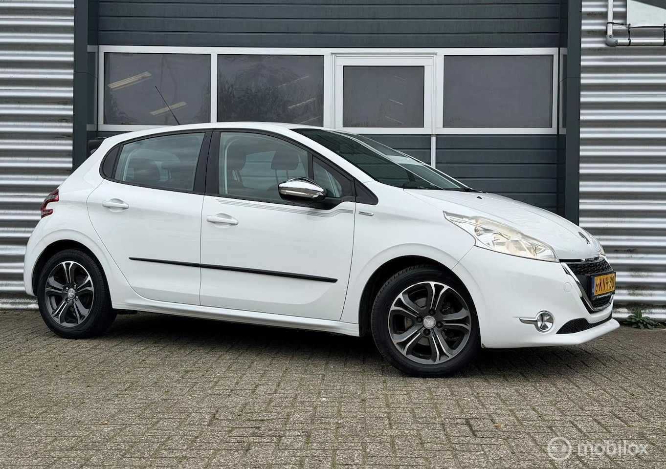 Peugeot 208 - 1.2 VTi UrbanSoul|16 Inch|2e Eigenaar|Luxe Uitv| - AutoWereld.nl