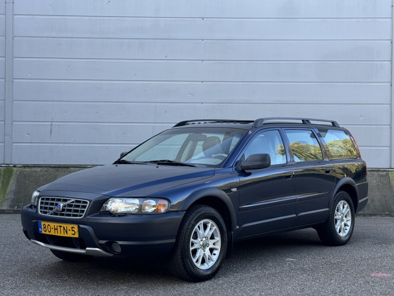 Volvo XC70 - 2.5 T Geartronic 4x4 7PERS LEER STOELVW TREKH SCHUIF/KANTEL DAK LMV - AutoWereld.nl