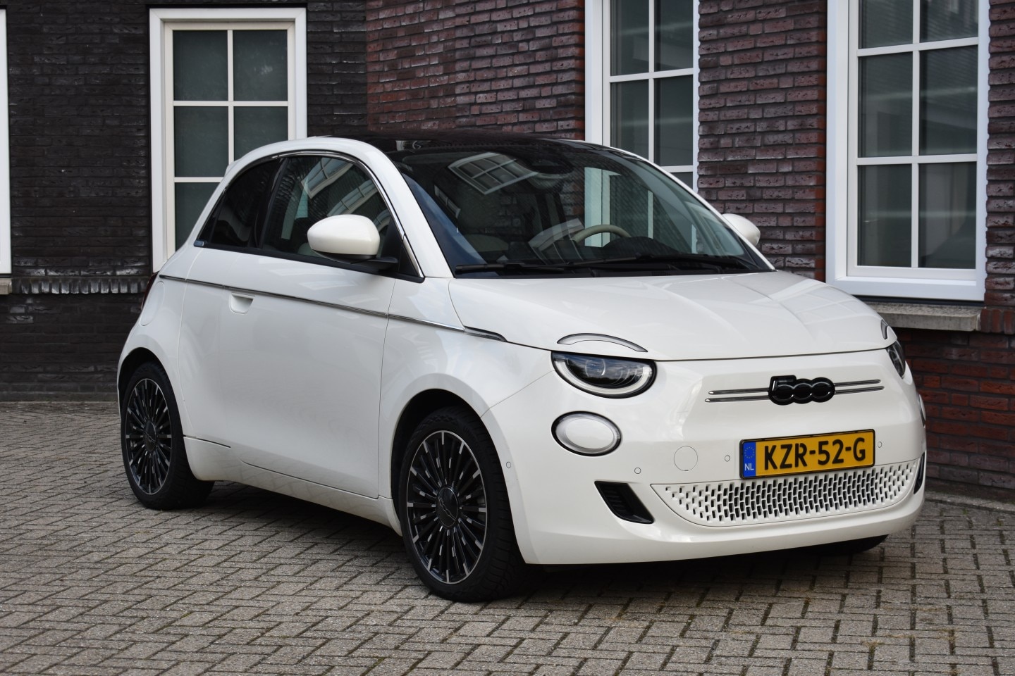 Fiat 500e - 42KWh La Prima 3+1 /95% SOH/ Panoramadak/Leer/Active cruise control/Stoelverwarming/JBL Sp - AutoWereld.nl