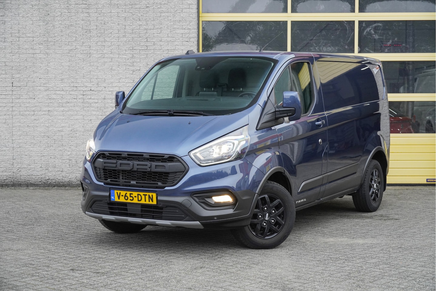 Ford Transit Custom - 300 2.0 TDCI L1H1 Trail BJ2022 Lmv 16" (Zwart) | Led | Pdc | Trekhaak | Verwarmde voorruit - AutoWereld.nl