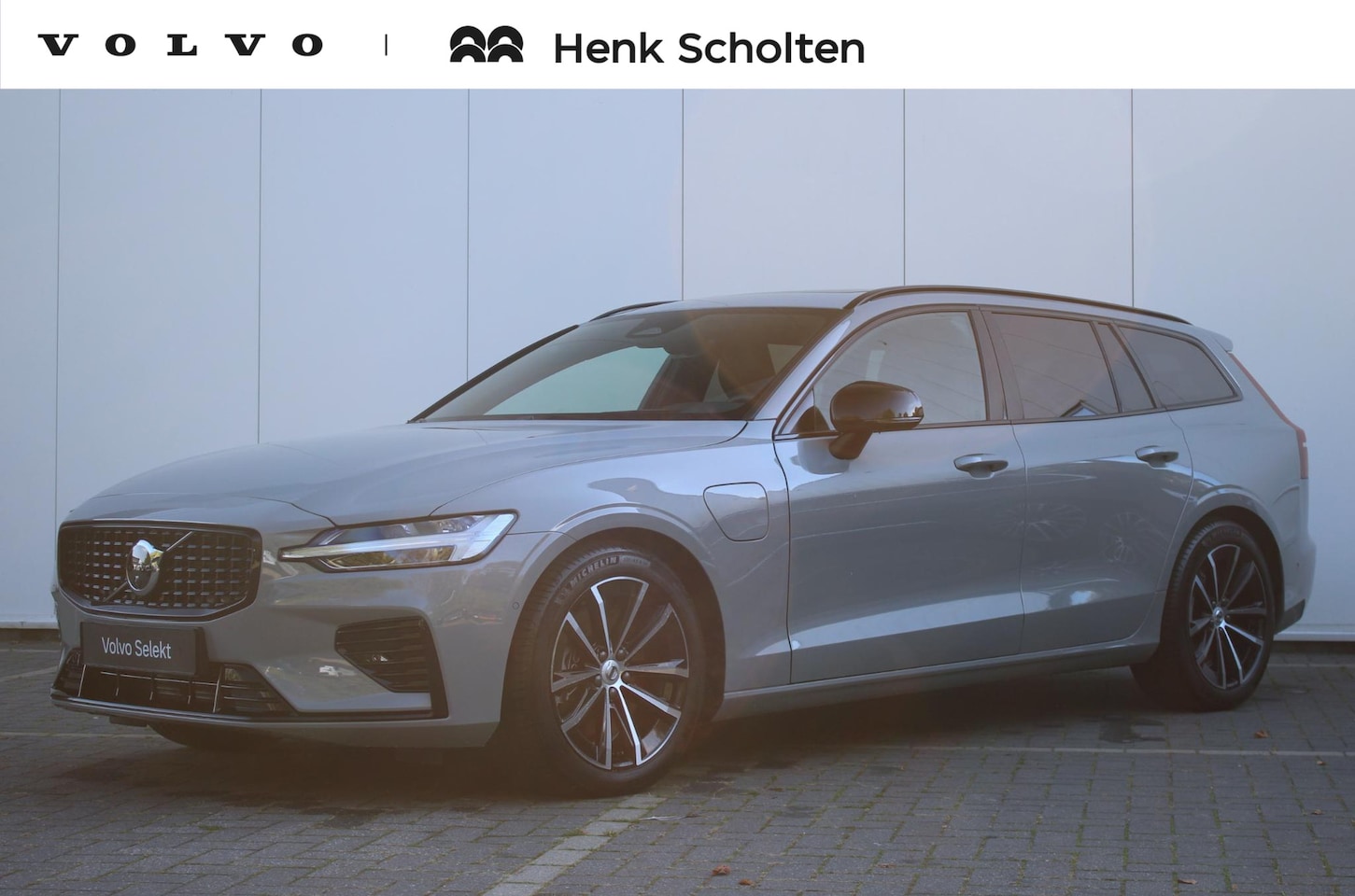 Volvo V60 - T8 Plug-in hybrid AWD Ultra Dark | Panoramadak | Trekhaak | 360 graden camera | Head-up di - AutoWereld.nl