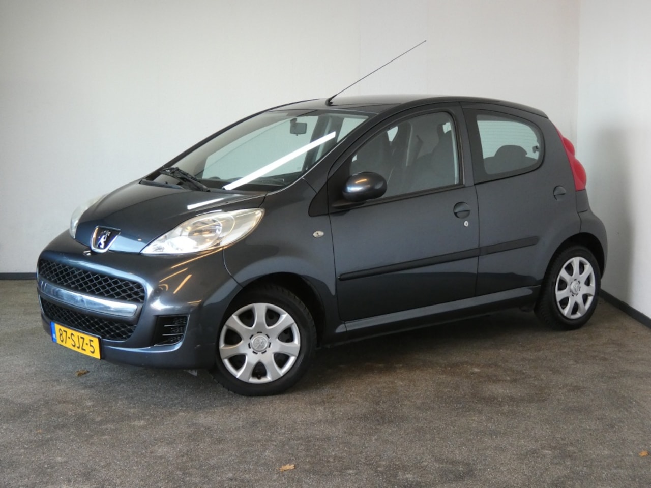 Peugeot 107 - 1.0-12V XS NWE APK, AIRCO - AutoWereld.nl