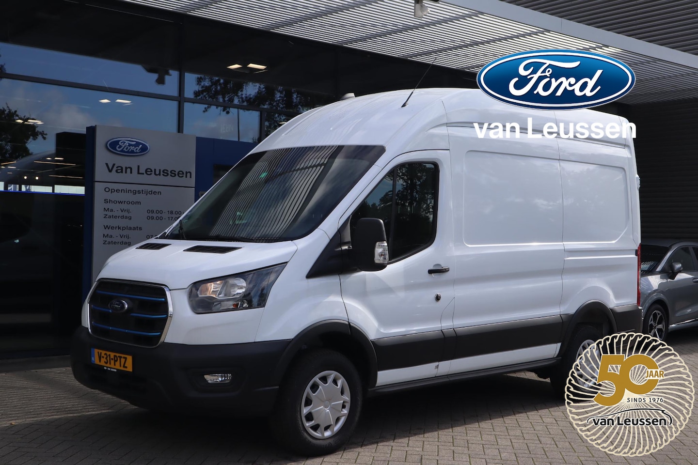 Ford E-Transit - 350 L2H3 TREND 68KWH 3-PERS STOELVERW. P-SENSOREN ALL-SEASON 4-JAAR/100.000KM FABR.GARANTI - AutoWereld.nl