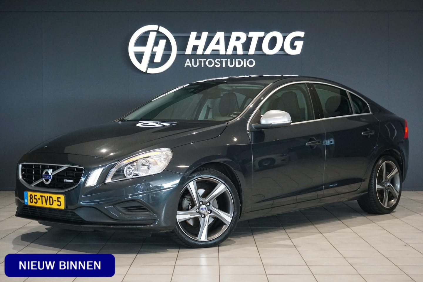 Volvo S60 - 1.6 T3 R-Design *tweede eigenaar* + SPORTSTOELEN / NAVI / PARKEERSENSOREN - AutoWereld.nl