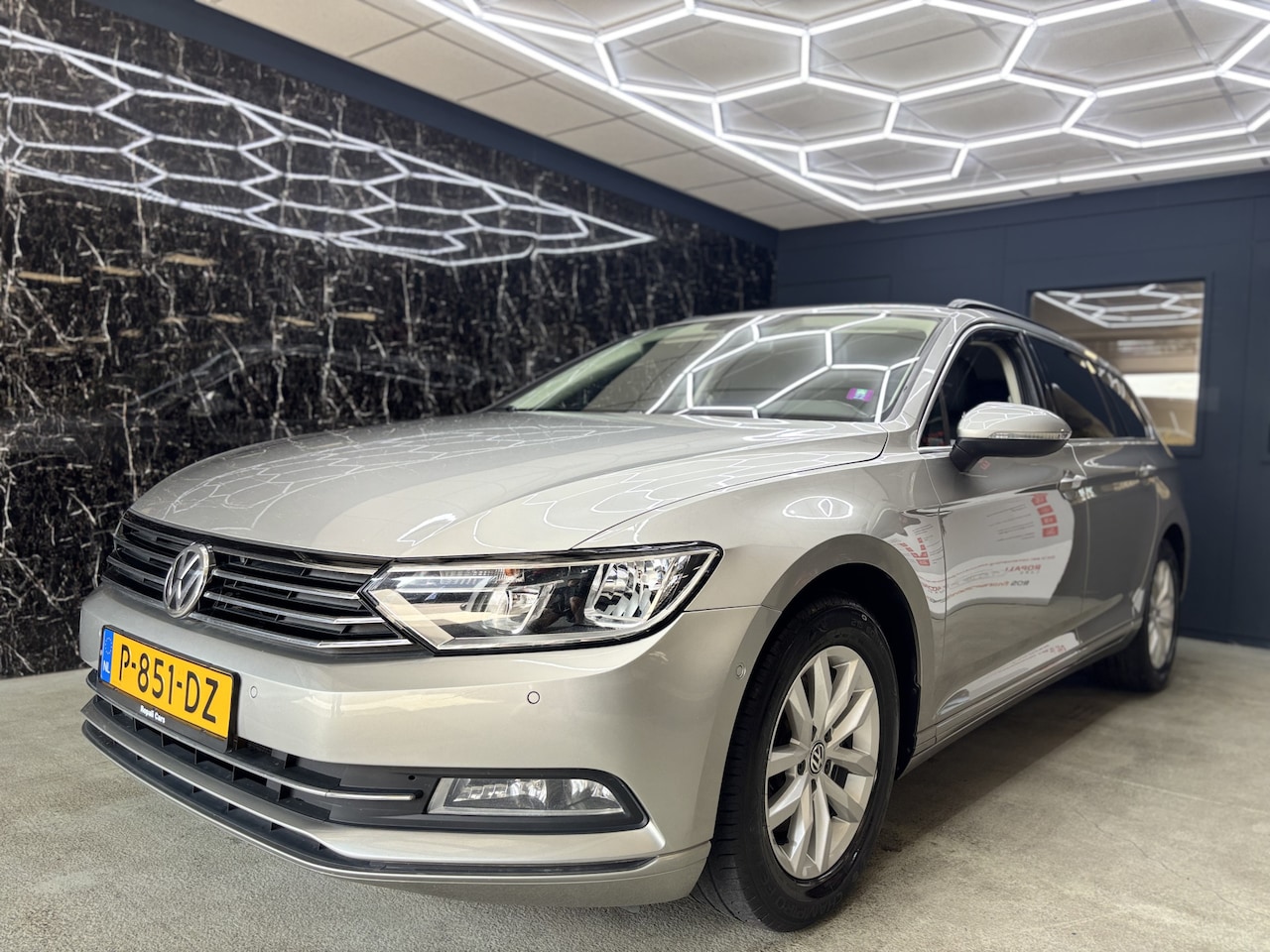 Volkswagen Passat Variant - 1.4 TSI ACT Highline / virtuele klok / stoelverwarming / CarPlay enzv - AutoWereld.nl