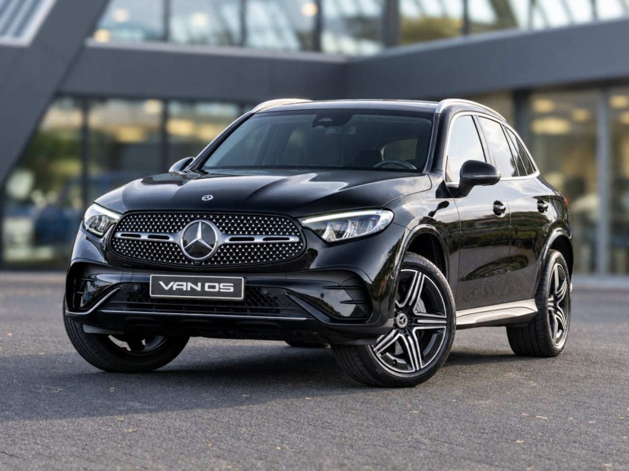 Mercedes-Benz GLC-klasse - GLC 300e 4MATIC AMG Line | Trekhaak | Winterpakket | Memory | Sfeerverlichting - AutoWereld.nl