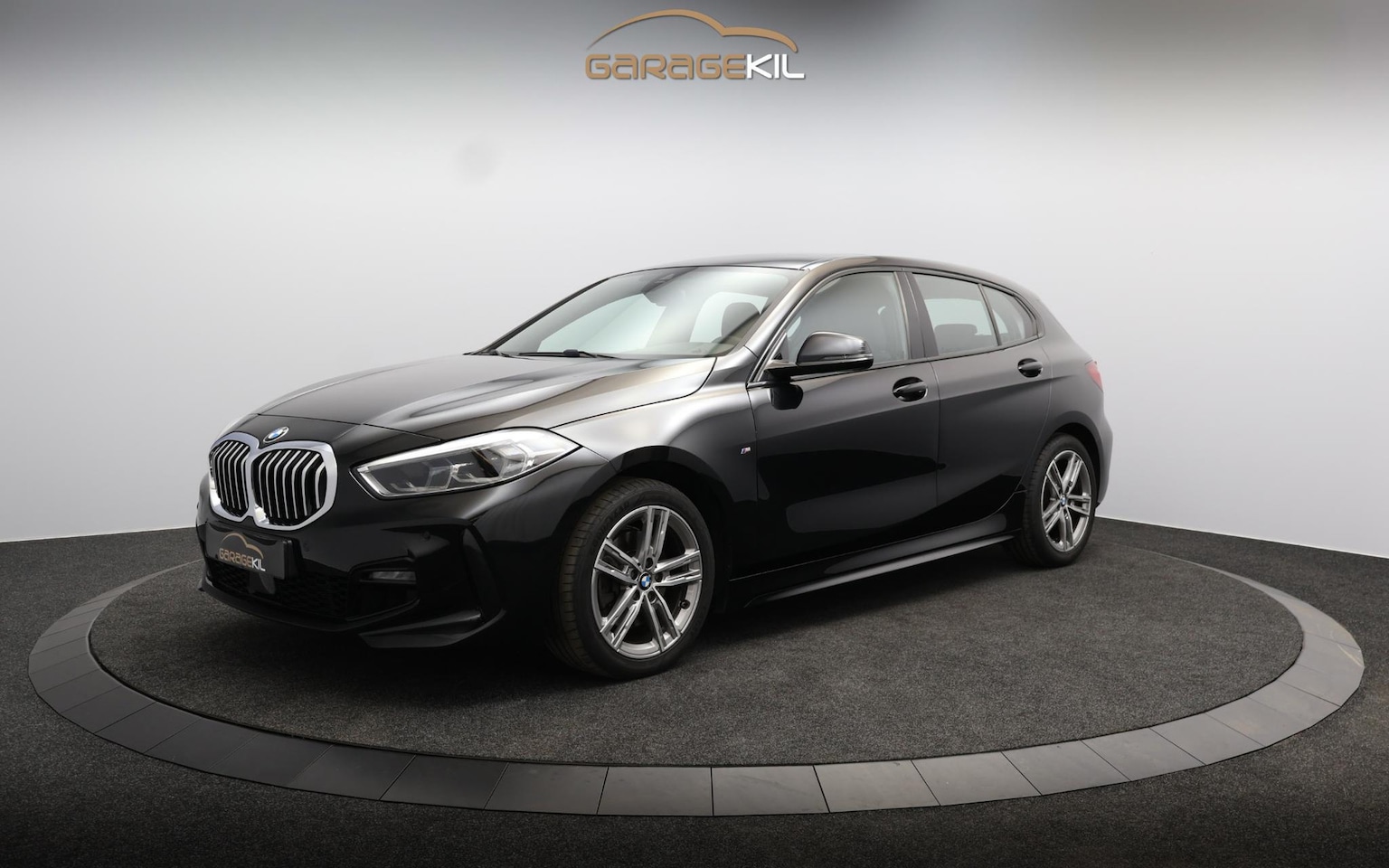 BMW 1-serie - 118i High Executive Dealeronderh. / Illuminated Boston / LED / Draadloos laden / Stoelverw - AutoWereld.nl