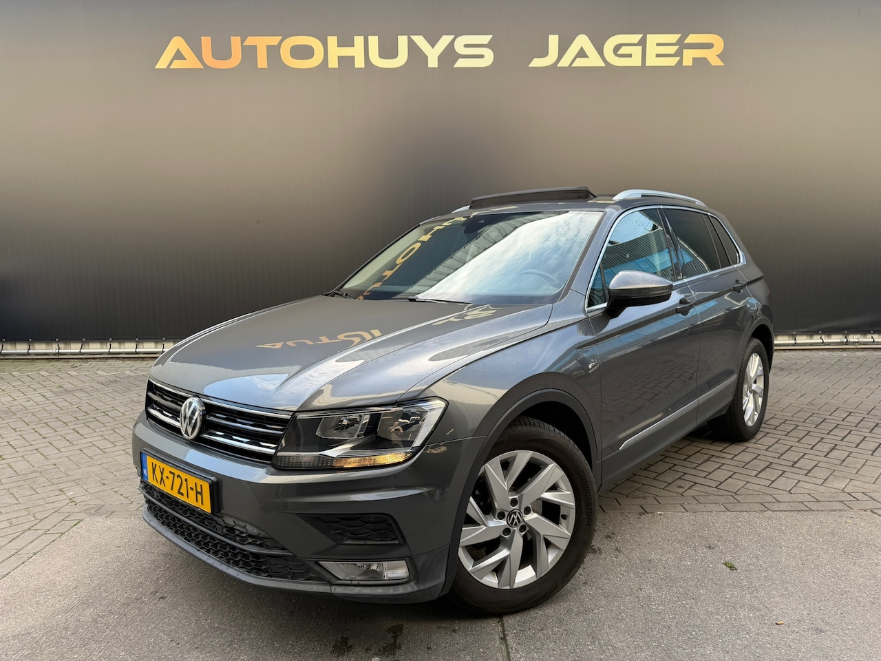 Volkswagen Tiguan - 1.4 TSI Connected Series Panoramadak Massage - AutoWereld.nl