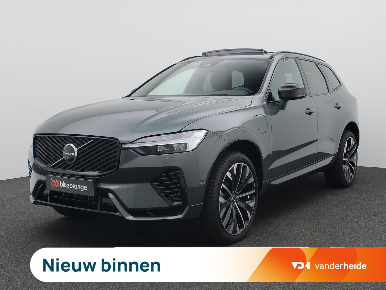 Volvo XC60 - 2.0 T6 Plug-in hybrid AWD Plus Dark 355PK Aut. Panoramadak, Trekhaak, Luchtvering, 21" LM - AutoWereld.nl