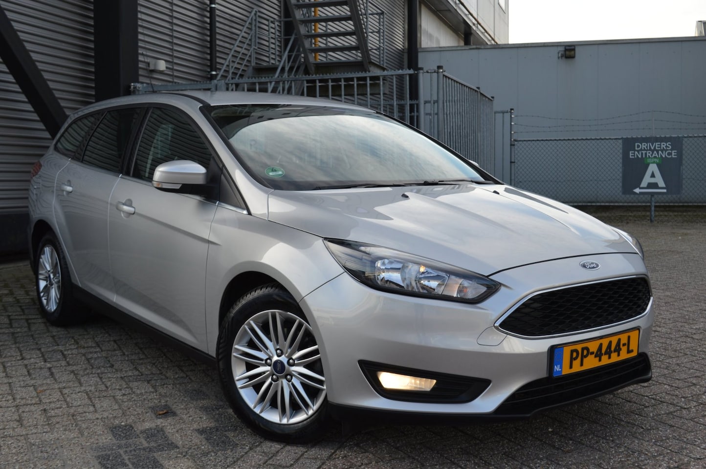 Ford Focus Wagon - 1.0 Titanium bj17 airco Navi 6 bak mooie auto - AutoWereld.nl