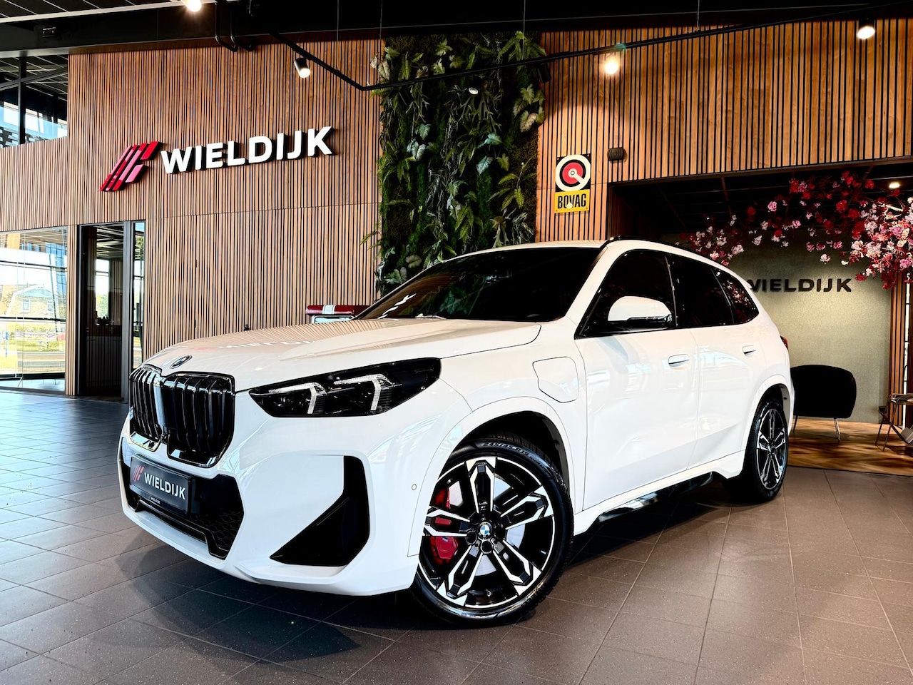 BMW X1 - xDrive25e M Sport Pro 360 Camera / HUD / Keyless / M ALcantara Stoel met blauw Stiksel / M - AutoWereld.nl