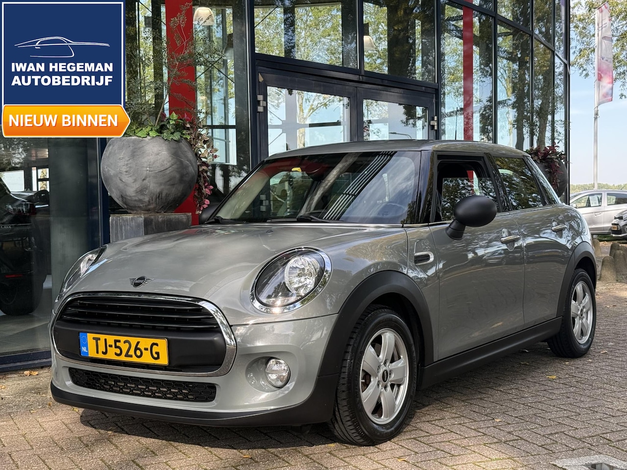 MINI 5-Deurs - 1.5 One First | Navigatie | Airconditioning | Licht metalen velgen | Cruise Control | Park - AutoWereld.nl