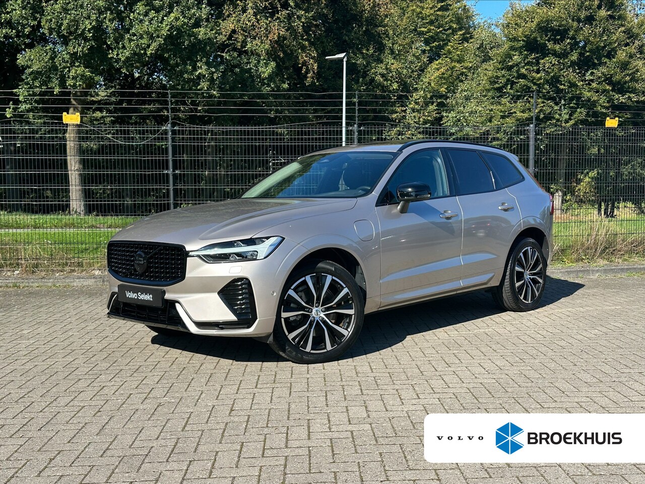 Volvo XC60 - 2.0 T6 Plug-in hybrid AWD Plus Dark | 360 camera | Gelamineerd glas | Pano | Trekhaak | Pi - AutoWereld.nl