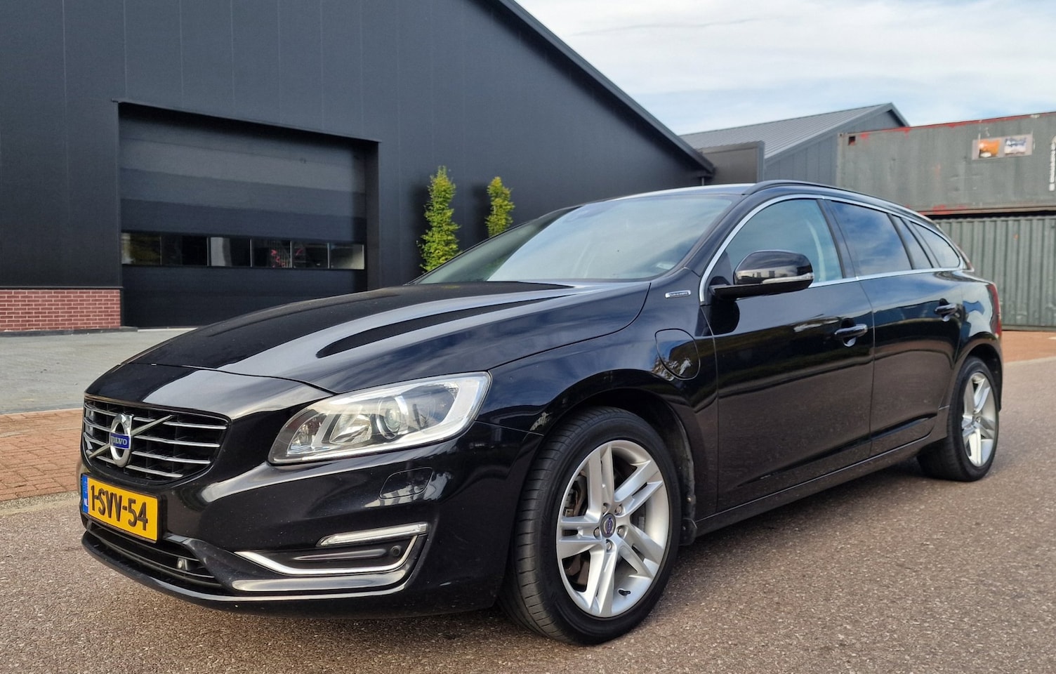 Volvo V60 - 2.4 D6 AWD Plug-In Hybrid Summum AUT PSENSOR NAVI LEDER CRUISE - AutoWereld.nl