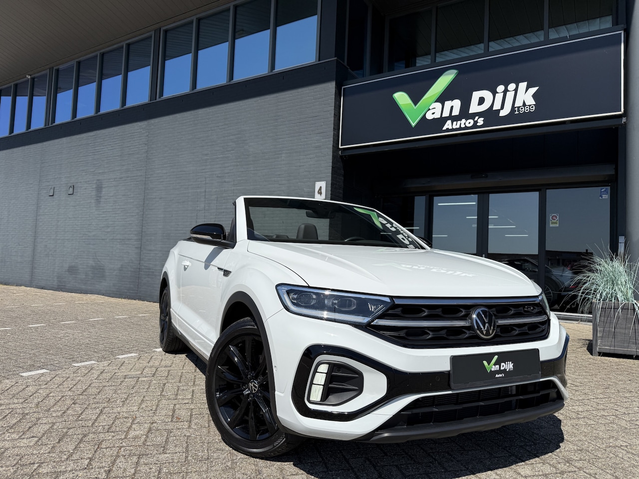 Volkswagen T-Roc Cabrio - 1.5 TSI R-Line Navi Camera Pdc Stuur/Stoelverw. - AutoWereld.nl
