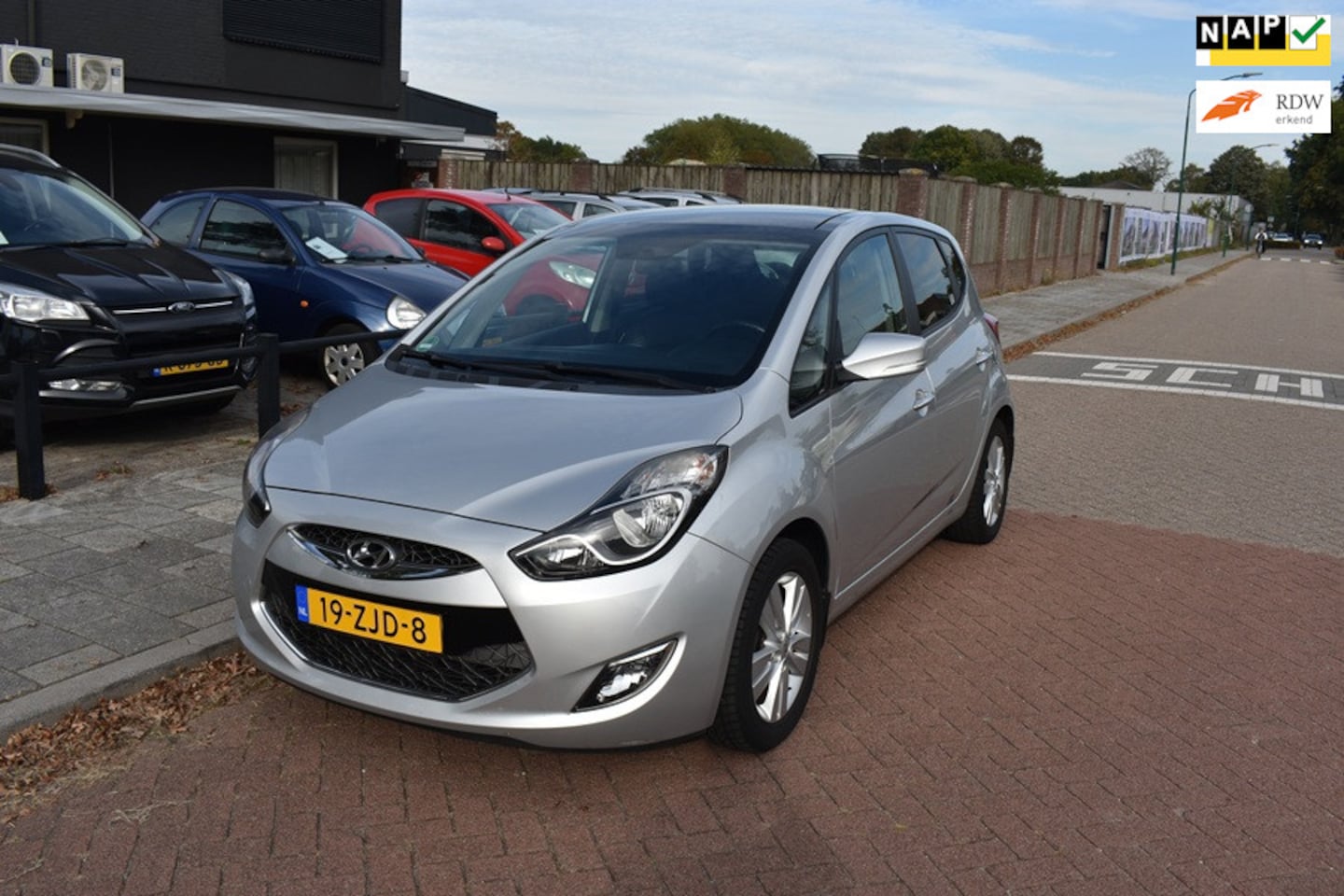 Hyundai ix20 - 1.6i i-Catcher Automaat/Pano dak/leder bekl/camera - AutoWereld.nl