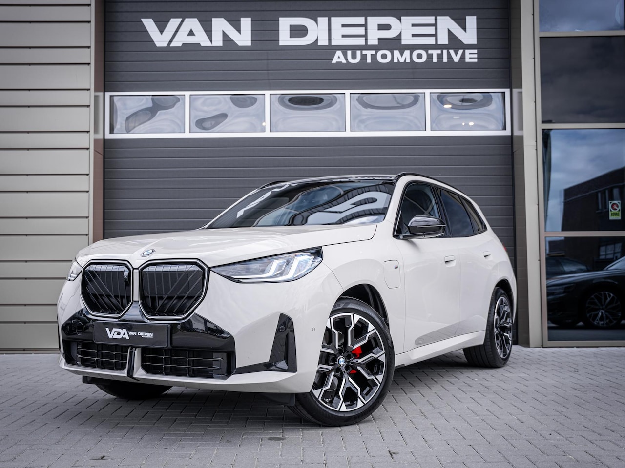BMW X3 - 30e xDrive M-Sport l Dune Grey l Pano l Trekhaak l 360cam - AutoWereld.nl