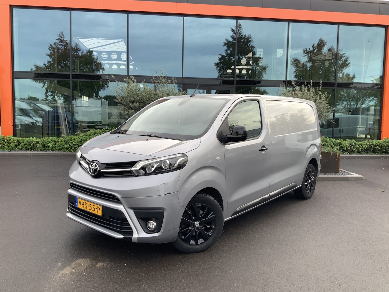 Toyota PROACE Long Worker - 2.0 D-4D Black Line Airco Cruise 3 Zits Alu Velg Trekhaak 2500 kg Euro 6 - AutoWereld.nl