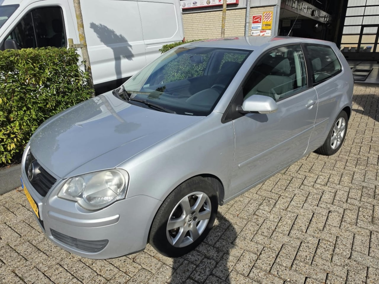 Volkswagen Polo - 1.4-16V Trendline AUTOMAAT, AIRCO, APK TOT 10-2027 - AutoWereld.nl