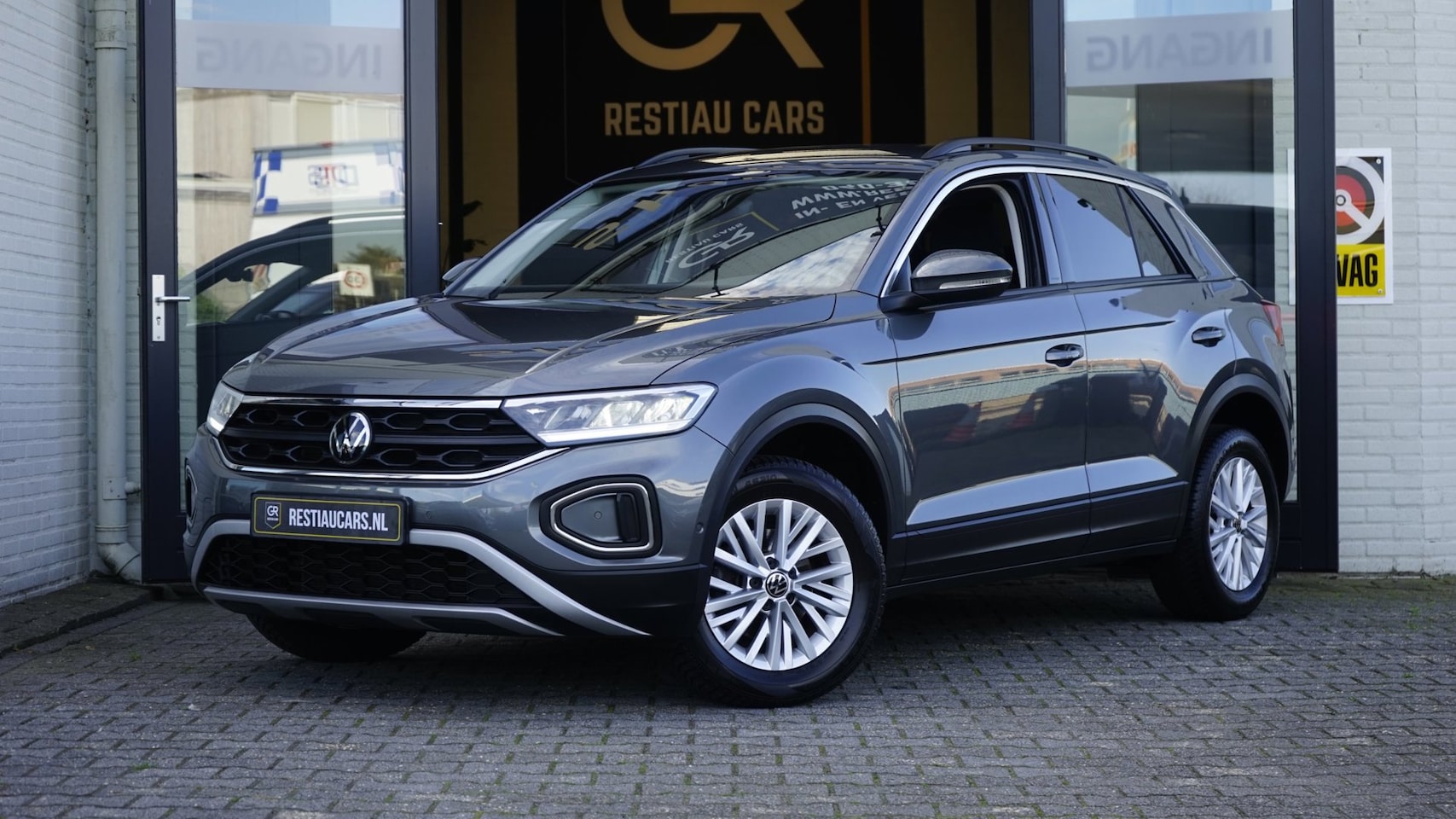 Volkswagen T-Roc - 1.5 TSI Life AUTOMAAT|ACC|BEATS|CAMERA|CARPLAY|DAB|KEYLESS|STOEL STUURVERWARMING - AutoWereld.nl