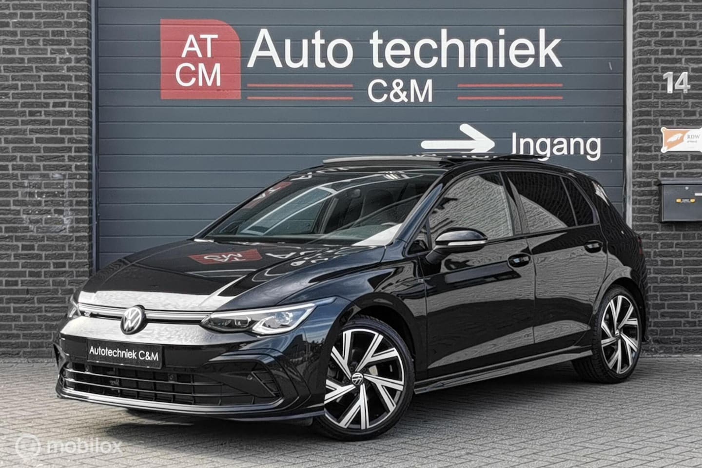 Volkswagen Golf - 1.5 eTSI R-LINE/150PK/DSG/PANO/ACC/CAMERA/IQ - AutoWereld.nl
