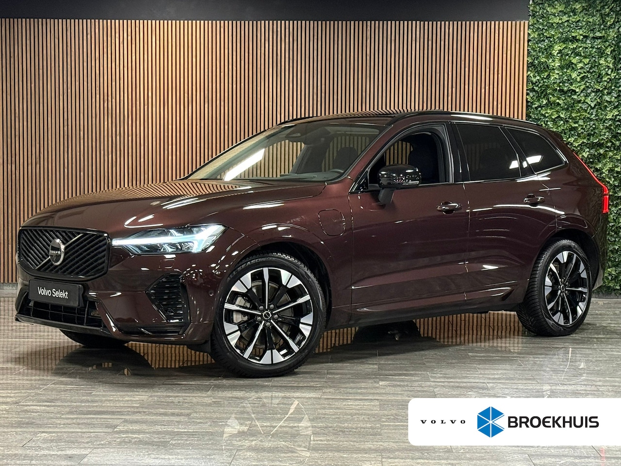 Volvo XC60 - T6 AWD Recharge Ultra Dark | Facelift | Luchtvering | Trekhaak | All Season Banden | 360° - AutoWereld.nl