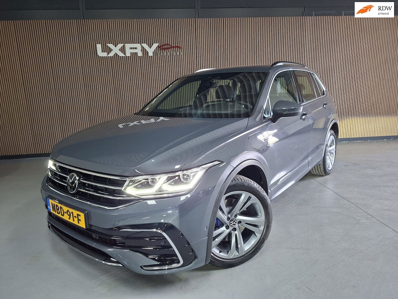 Volkswagen Tiguan - 1.4 TSI eHybrid R-Line Business+ | Navi | IQ Light | Pano | Camera | Stoelverwarming | - AutoWereld.nl