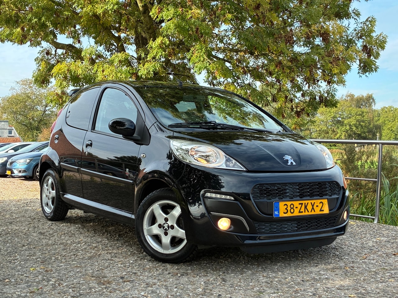 Peugeot 107 - 1.0 Black & Silver | Airco + Half leder nu € 4.450,-!!! - AutoWereld.nl