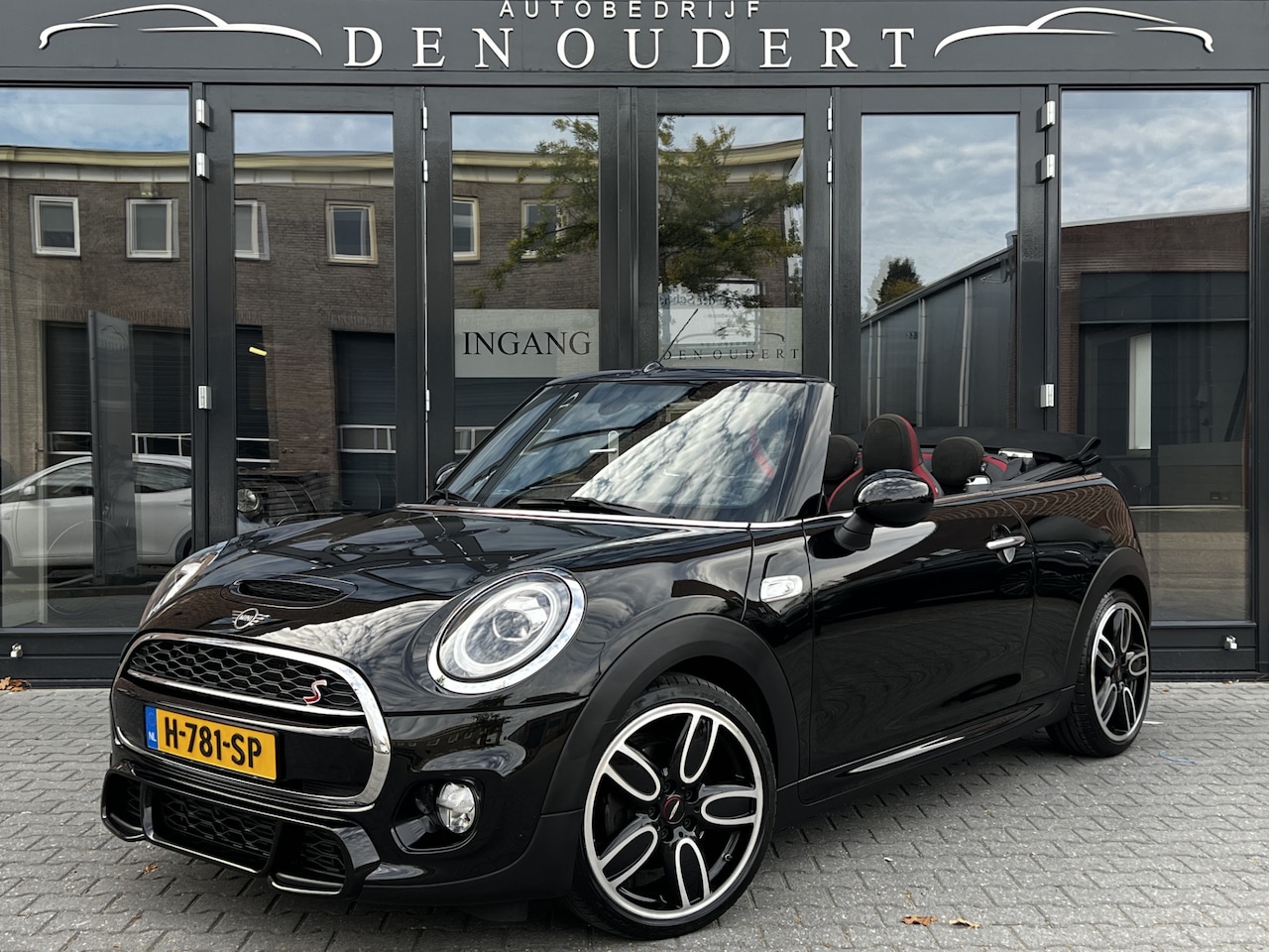 MINI Cabrio - 2.0 Cooper S John Cooper Works JCW / 18INCH / LED 2019 - AutoWereld.nl