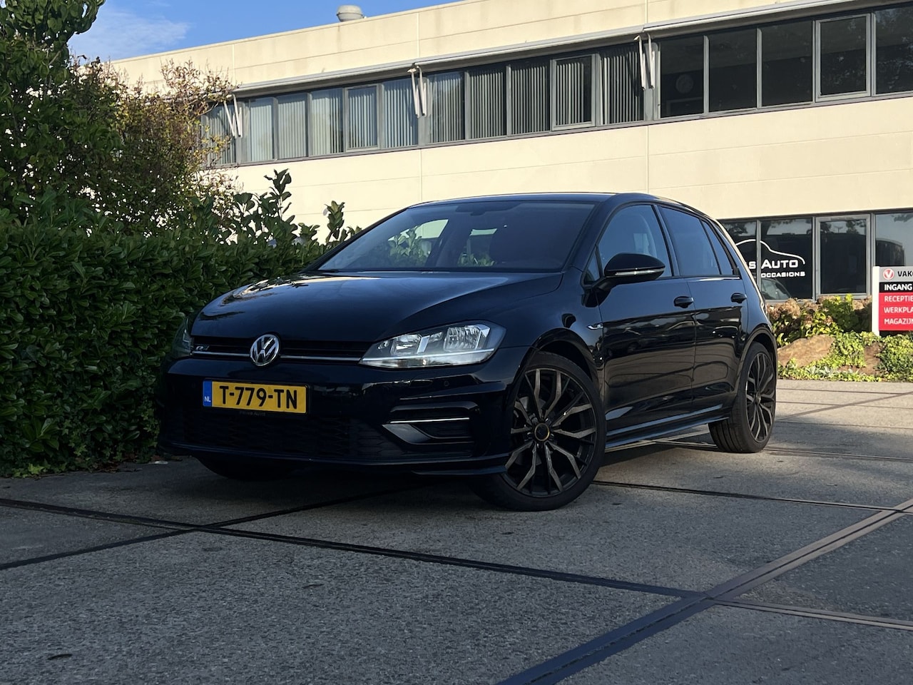 Volkswagen Golf - 1.5 TSI Highline Business R | TREKHAAK | DEALER ONDERHOUDEN | R-LINE | DSG | 19651 - AutoWereld.nl