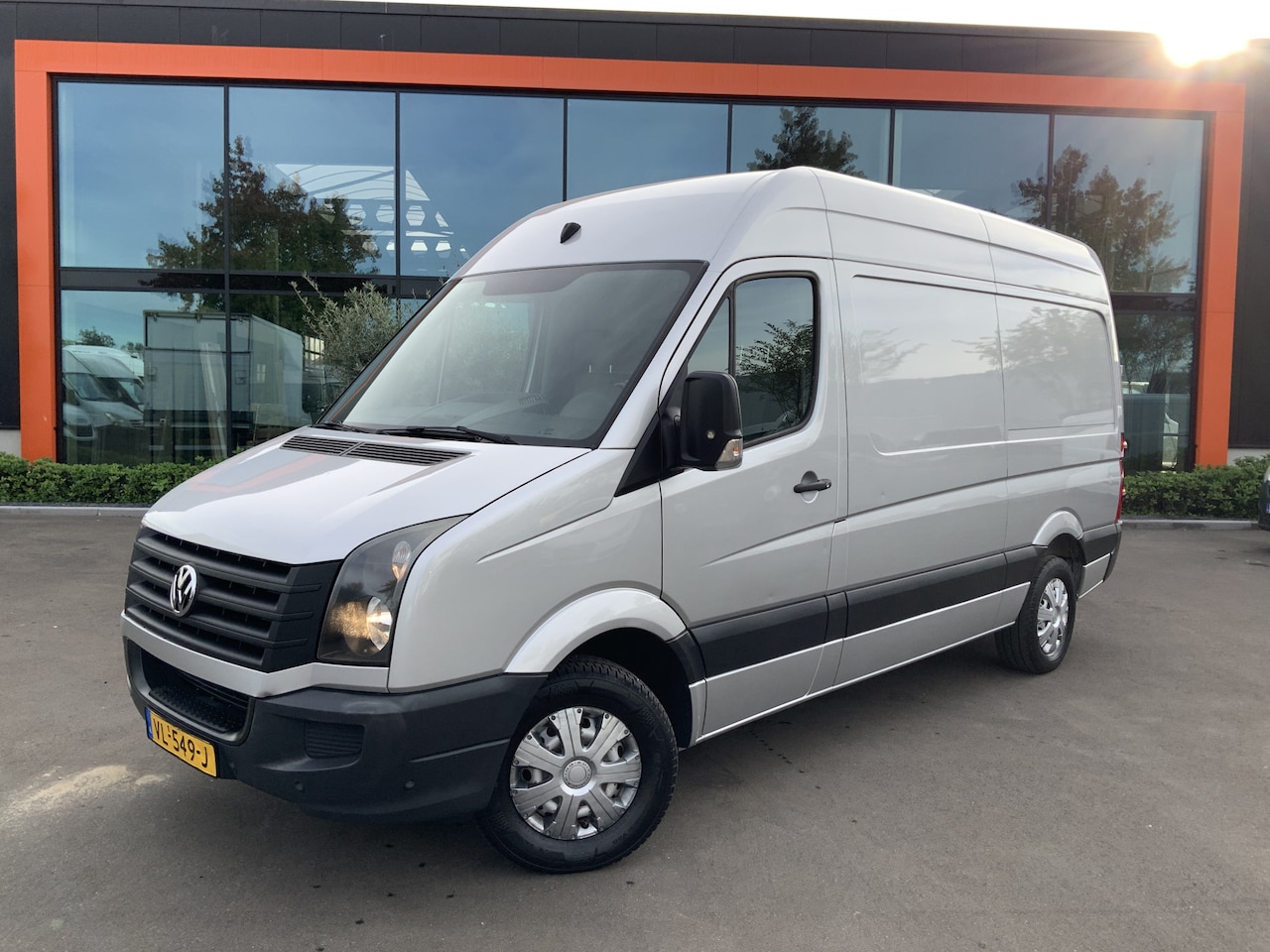 Volkswagen Crafter - 32 2.0 TDI L2H2 Met Oprij Platau Airco Cruise 3 Zits Euro 5 - AutoWereld.nl